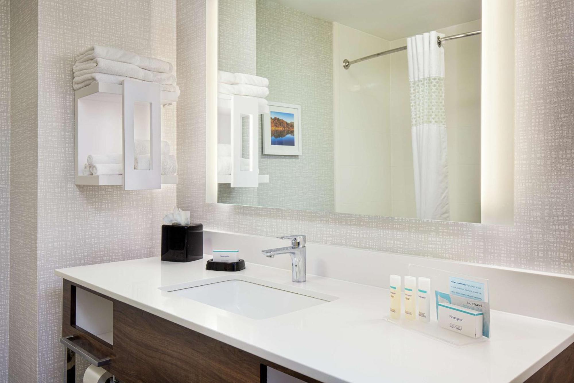 Newly Renovated Hampton Inn Omaha West Lakeside Exterior foto